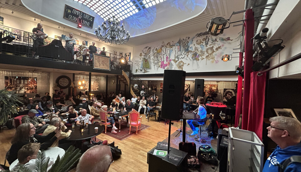 Global Living. Uppmärksammade Västeråsartisten Hannes Aitman spelade under 2024 års Kulturnatt.