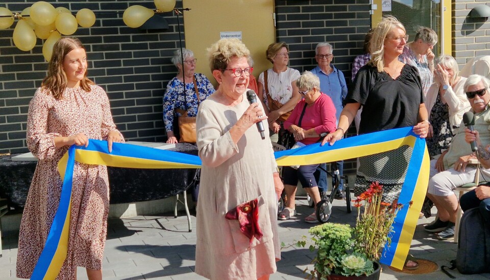 Invigning. Anna Wittur, tf. enhetschef förebyggande verksamhet, Ingvor Regnemer, äldrenämndens ordförande och Sanna Fredriksson, aktivitetshandledare, hjälptes åt med invigningen av den nya mötesplatsen.
