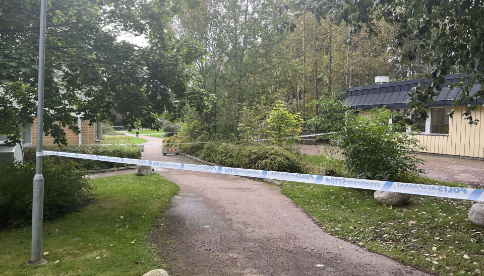 Innanför avspärrningarna finns bland annat en förskola och en lekplats.