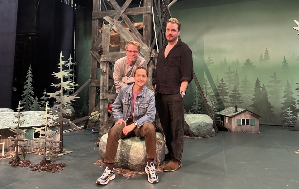 Premiärredo. Mikael Kallin, Otto Hargne och Victor Morell (sittande) hyllar Västmanlands Teater som en välfungerande verksamhet i en fin byggnad.