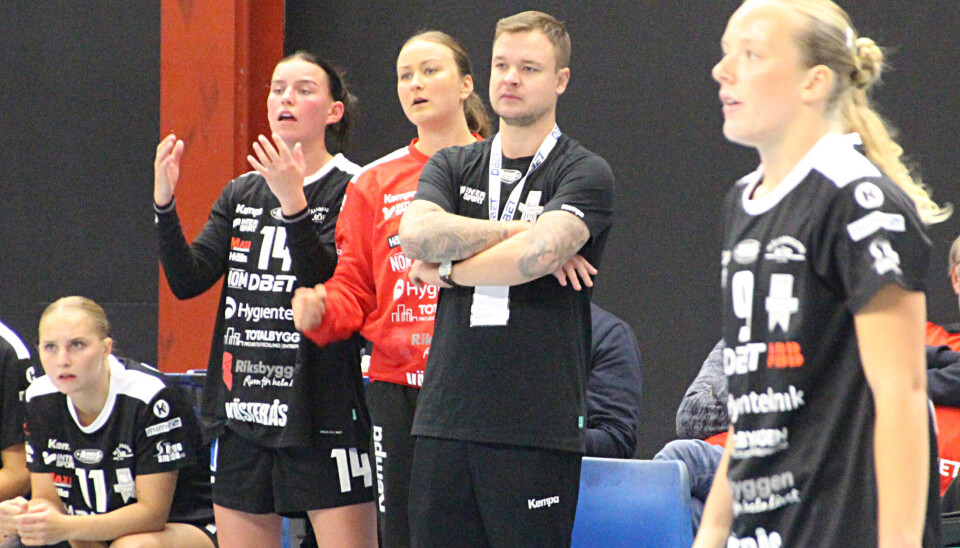 Nya damtränaren Filip Olausson ledde sitt lag till seger mot forna klubben.