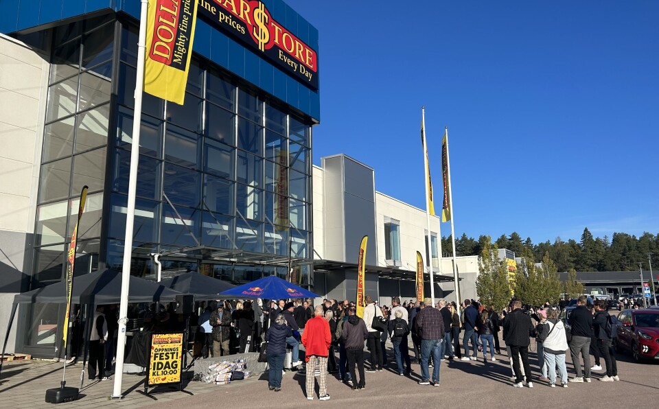 Långa köer när nya butiken öppnade