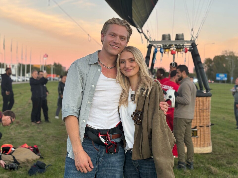 Melloartisten Adam Woods och flickvännen, influencern Märta Rasch, efter att luftballongen landat.