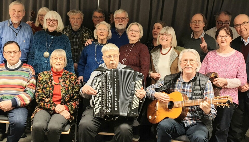 Jubilerar. Delar av de drygt 50 medlemmarna i Visans Vänner Västerås. Per Hägg längst ner till höger.