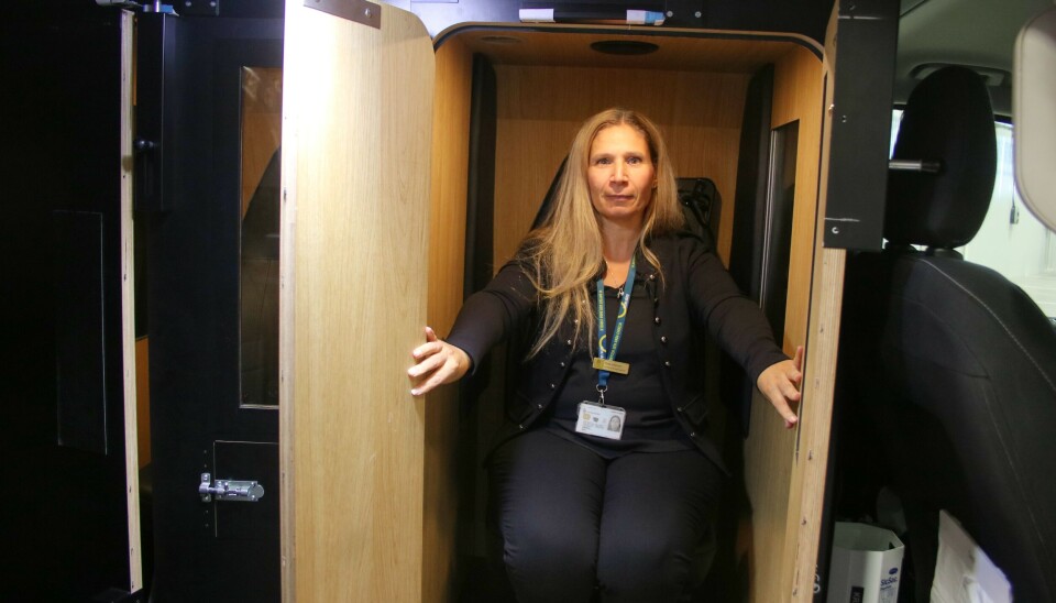 Chef. Rania Johansson, chef för transportavdelningen i Västerås, visar den nya bilen. Chef. Rania Johansson, chef för transportavdelningen i Västerås, visar den nya bilen.