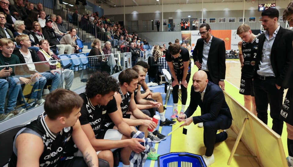 Coach ”Jotti Nikolaidis tog timeout efter gästernas chocköppning, och hans direktiv tog Stars tillbaka in i matchen i tredje perioden.