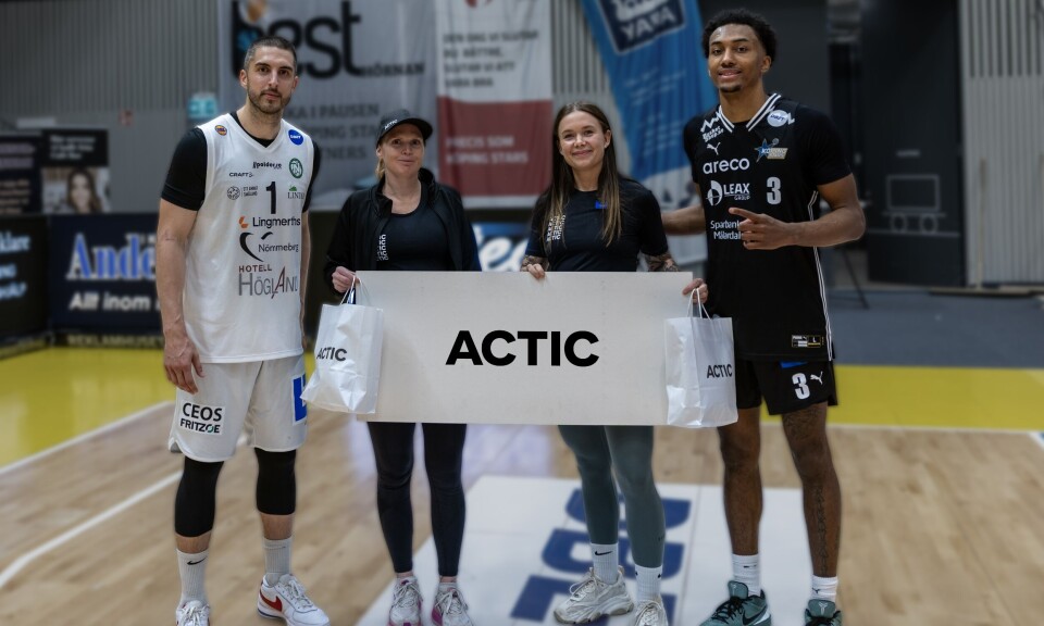 Matchvärden Actic, representerade av Hedda och Ellen, gav pris till matchens lirare: Mirko Djeric i Nässjö och Asa Williams i Köping Stars.