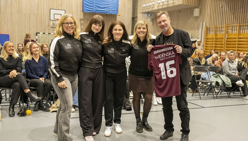 Lyckad start. Peter Gerhardsson fick en egen matchtröja av Widénska. Här tillsammans med från vänster Lotta Hjalmar, Vicki Blommé, Lotta Hellenberg och Anette Mogren från Fotbollsverkstan.