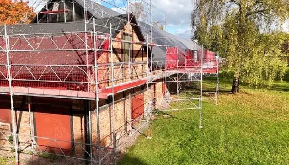 Nytt tak. Surahammars bruksmuseum är på väg att få ett nytt tak. Senare ska även korsvirket ses över.