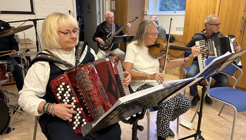 Inte bara dragspel. Dragspelsmusiken kompletteras med hjälp av andra instrument.