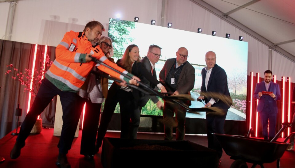 HÖGTIDLIGT. Representanter för Hitachi, kommunen och Peab tog det första spadtaget. HÖGTIDLIGT. Representanter för Hitachi, kommunen och Peab tog det första spadtaget.