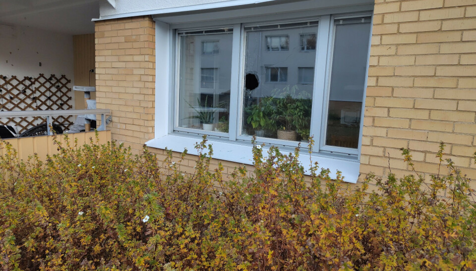 Brottsplats. En skarp handgranat kastades in genom ett fönster på Bjurhovda. Brottsplats. En skarp handgranat kastades in genom ett fönster på Bjurhovda.