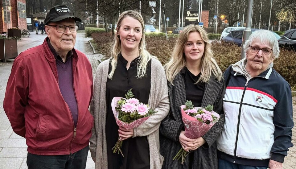 Stina Larsson och Alice Löfman flankerade av sina morföräldrar i samband med premiärvisningen i våras.