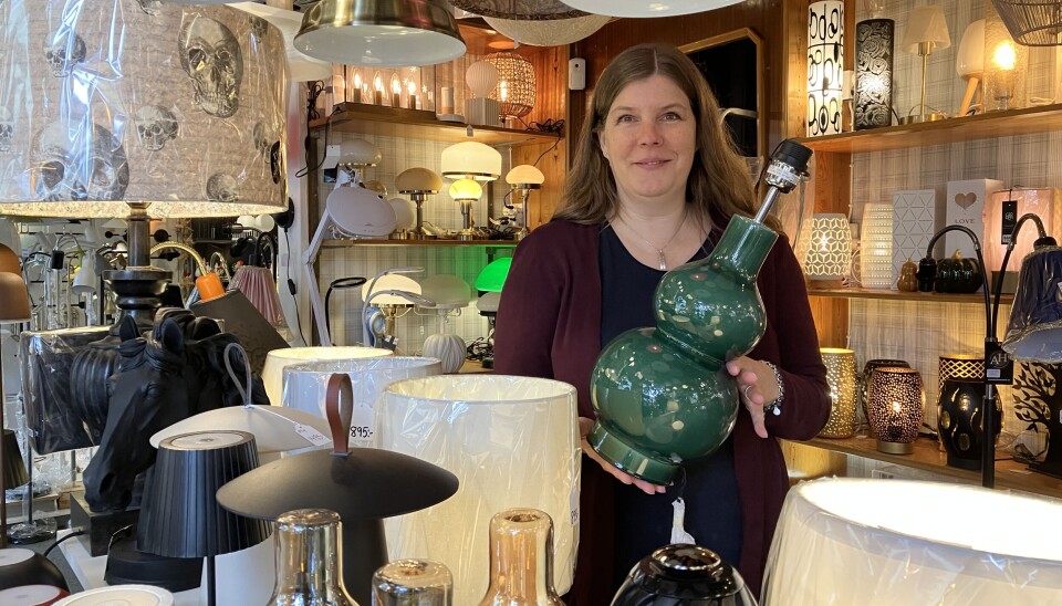 Sala Elarmatur. Viktoria Jansson i butiken som rymmer allt man kan tänka sig inom belysning.
