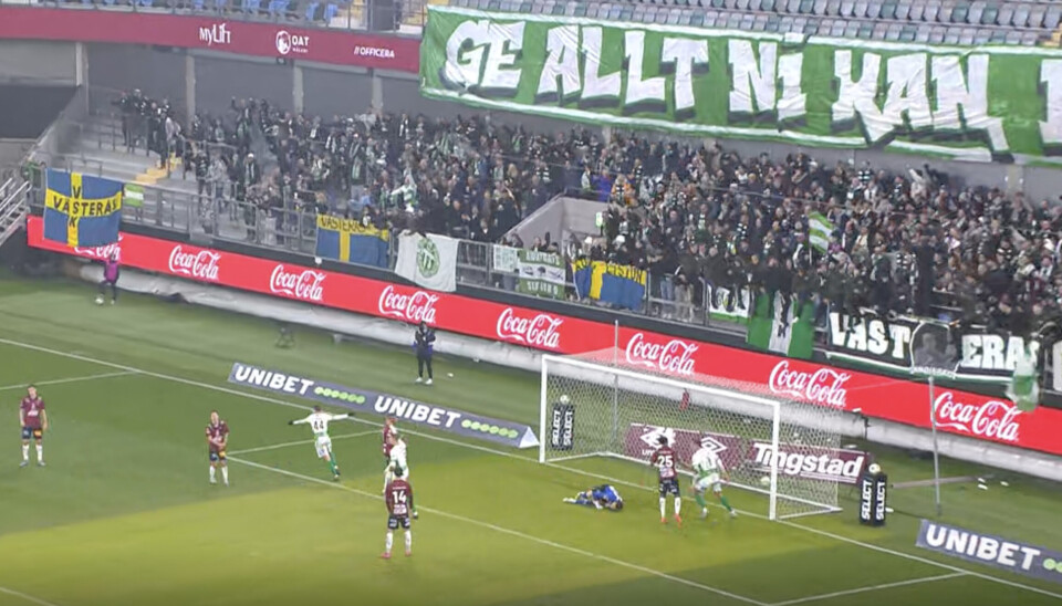 Segerjubel.  Axel Taonsa har precis elegant placerat in 2–0 framför den stora skaran tillresta VSK-supportrar.