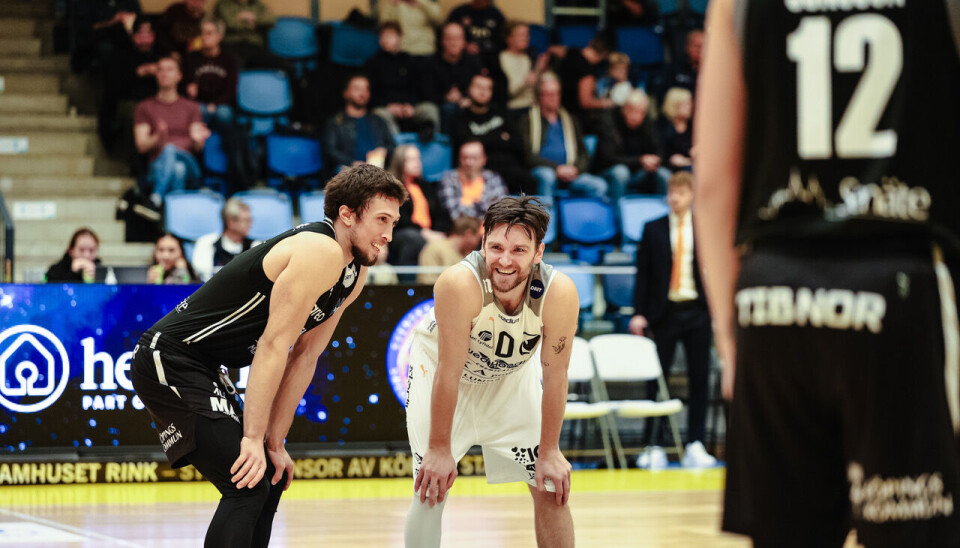 Det behöver inte vara blodigt allvar när basketlag drabbar samman i SBL. Romeo Myrthil och gästernas Tim Schüberg såg till att dra på smilbanden mellan duellerna på golvet.