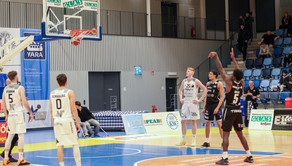 Sekou Sylla svarade än en gång för en double-double, 21 poäng och 12 returer. Från straffkastlinjen satte han tre av tre.