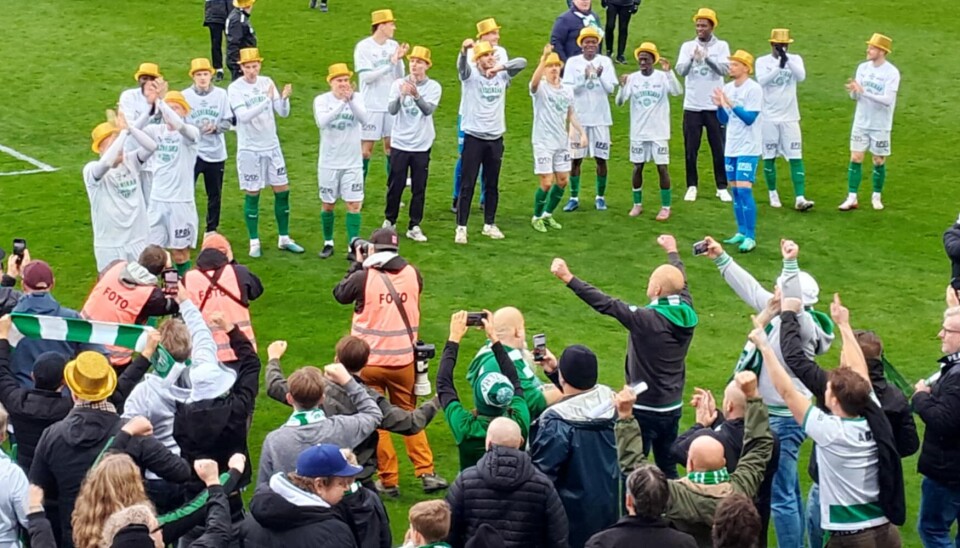 ALLSVENSKAN 2026! VSK-spelarna firar med fansen efter att det allsvenska avancemanget blivit klart på lördagseftermiidagen.